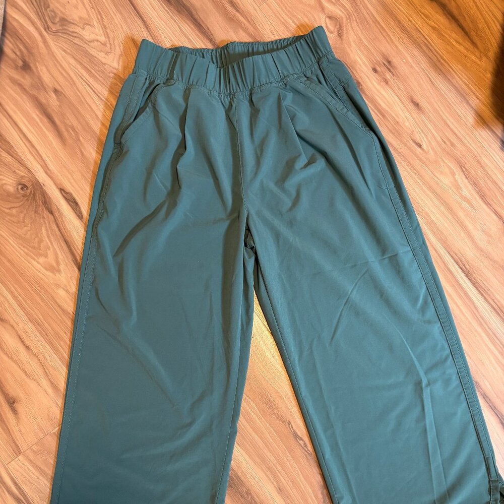Title Nine womens slaycation cropped pant size small